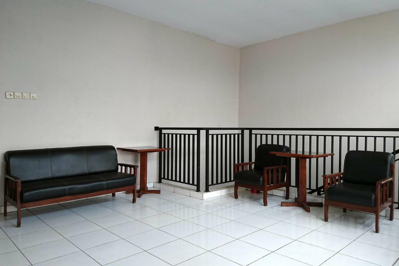 Reddoorz Near Stasiun Tawang Semarang Hotel Exterior photo