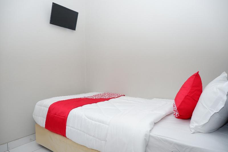 Reddoorz Near Stasiun Tawang Semarang Hotel Exterior photo